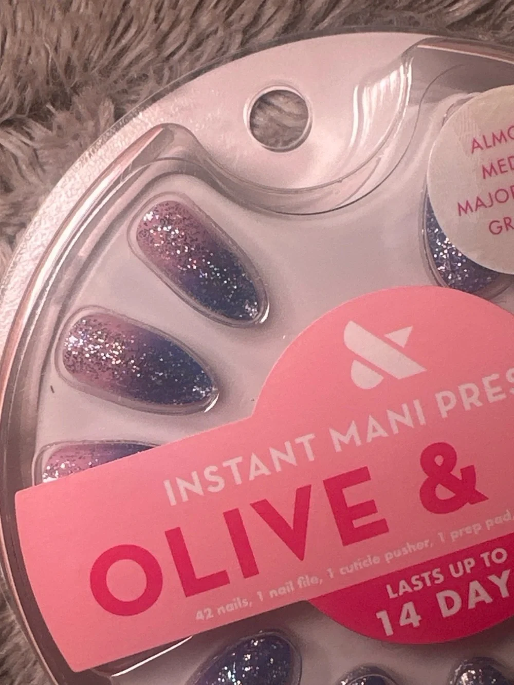 BRAND NEW ‘Olive & June’ almond medium major glitter gradient press on nails